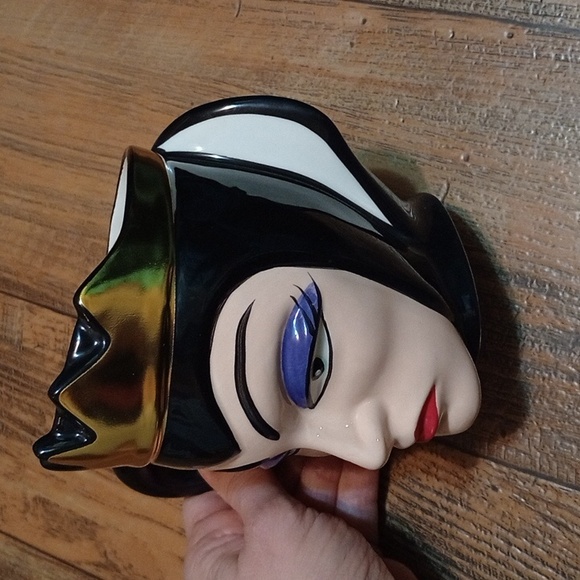 Villain Queen Ceramic Mug - Black and Gold - Picture 4 of 9